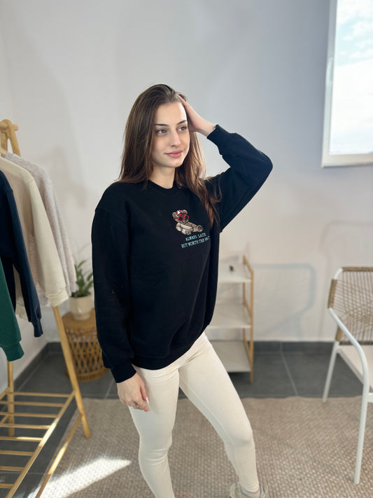 Дамска блуза с декоративна бродерия мече 5547 черна