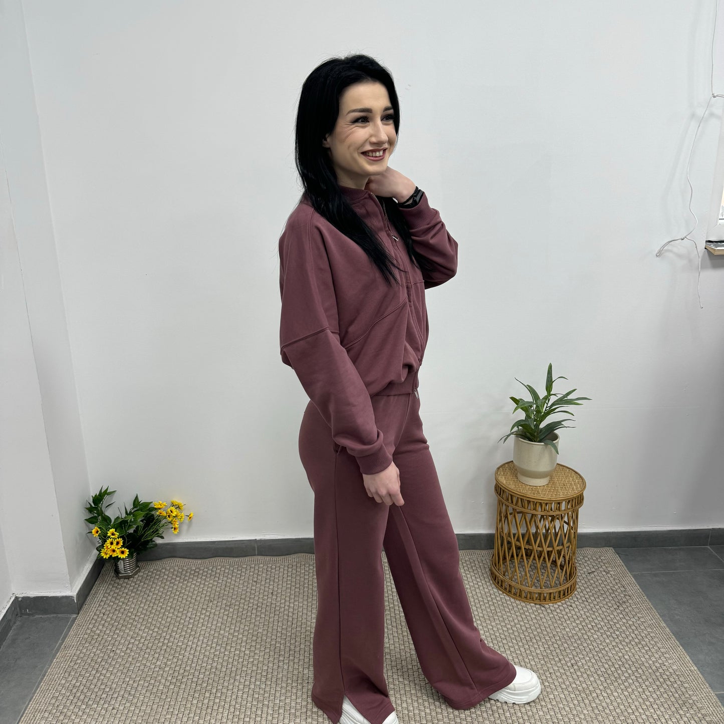 Дамски спортен екип с цип и висока яка бордо 01
