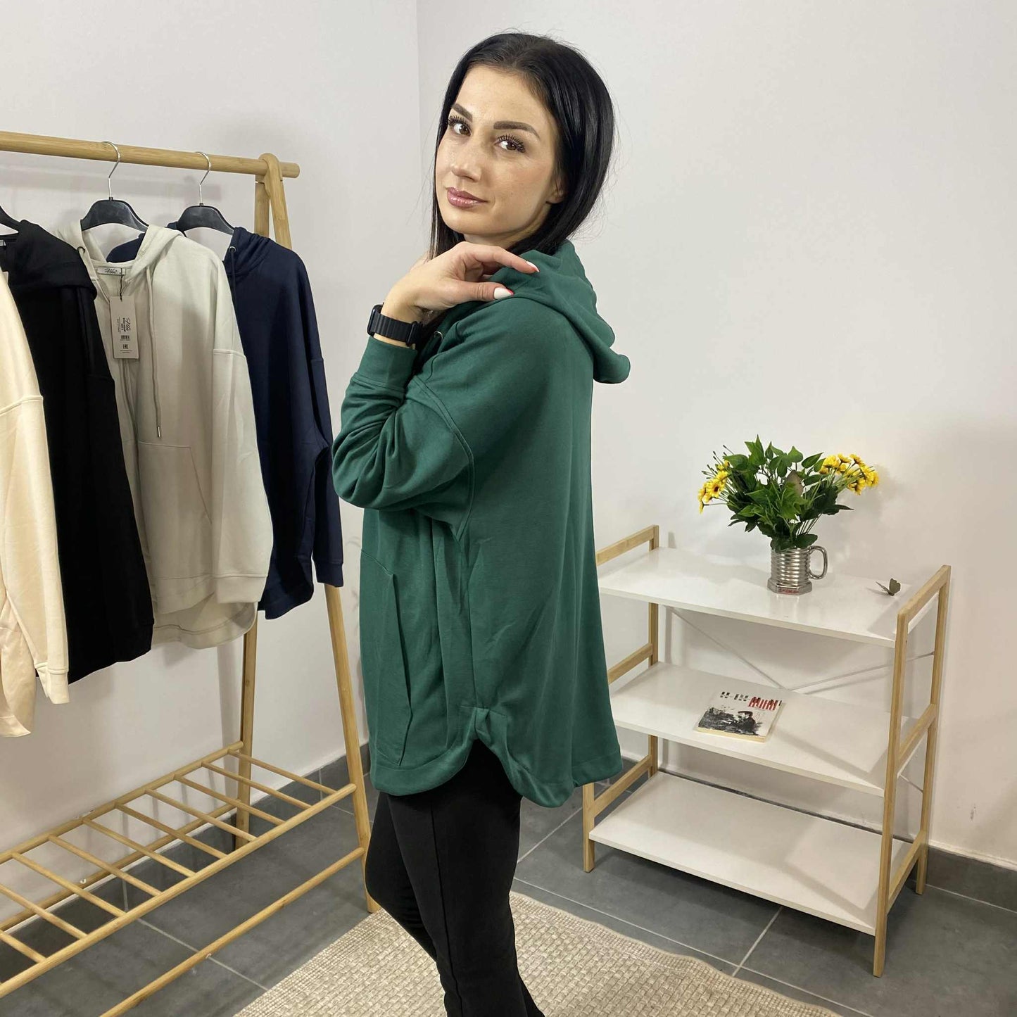 Дамски суичър с качулка и джобове 5540 зелено