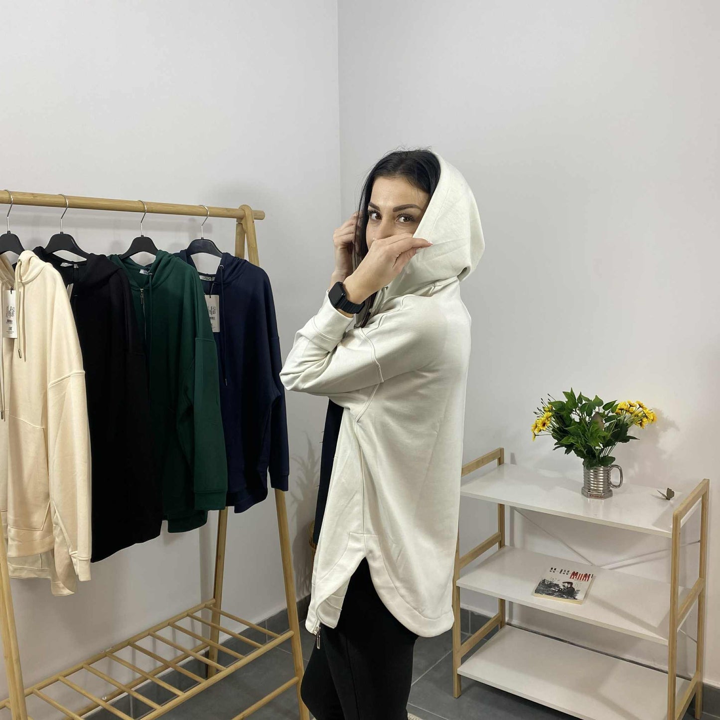 Дамски суичър с качулка и джобове 5540 беж